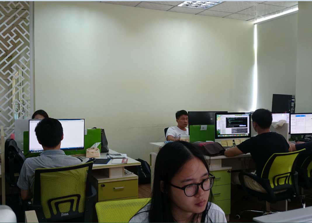 房东利器奋战在战斗一线的员工